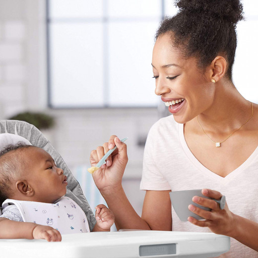 الملعقة الأولى لتقديم الطعام الصلب لطفلك الصغير من سكب هوب