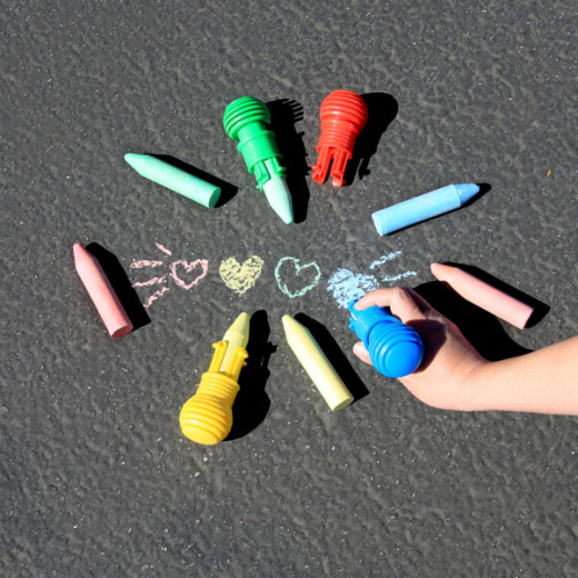 BAZIC 4 Sidewalk Chalks & 1 Chalk Holder